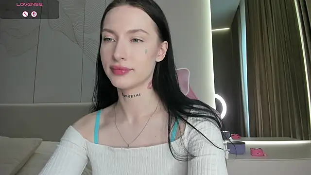JenniferQueen11 online show from May 9, 2026, 8:28 am