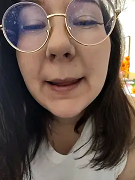 Snapshot of HunnyyLove chatting on September 15, 2025, 5:57 pm HunnyyLove online show from September 15, 2025, 5:57 pm
