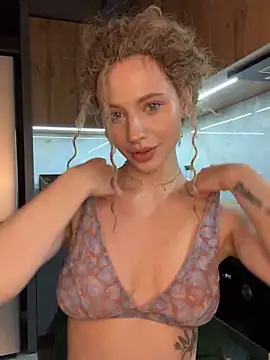 Camilla Railian online show from February 6, 2025, 8:34 pm