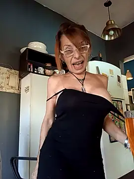 Snapshot of FrozenWaffle chatting on April 19, 2026, 2:40 pm FrozenWaffle online show from April 19, 2026, 2:40 pm