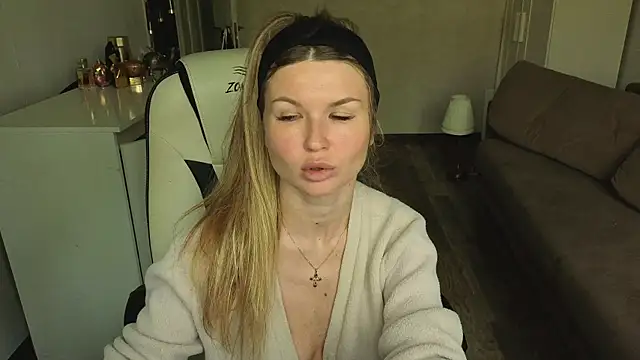 AngelMiaM online show from May 9, 2026, 10:51 am