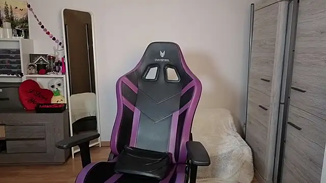 Snapshot of TinniAngel chatting on February 3, 2026, 6:13 pm TinniAngel online show from February 3, 2026, 6:13 pm