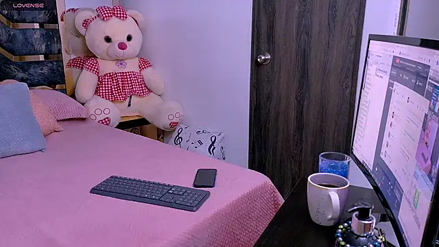 Snapshot of Tania_white89 chatting on May 22, 2026, 2:26 pm Tania white89 online show from May 22, 2026, 2:26 pm