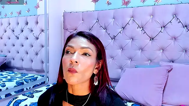 HannaPetit online show from December 17, 2025, 8:47 pm