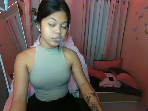 Snapshot of young_salsalita chatting on October 18, 2025, 3:14 pm young salsalita online show from October 18, 2025, 3:14 pm