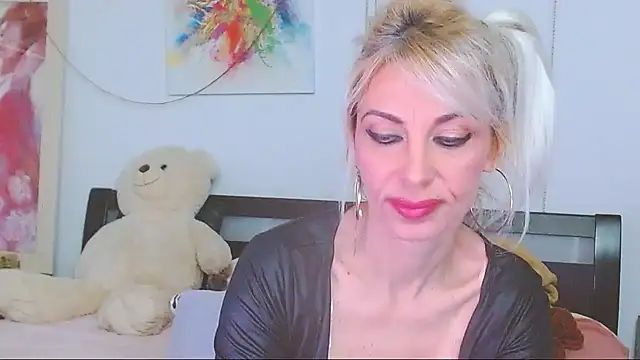 Snapshot of HoneyLara chatting on April 18, 2026, 10:21 pm HoneyLara online show from April 18, 2026, 10:21 pm