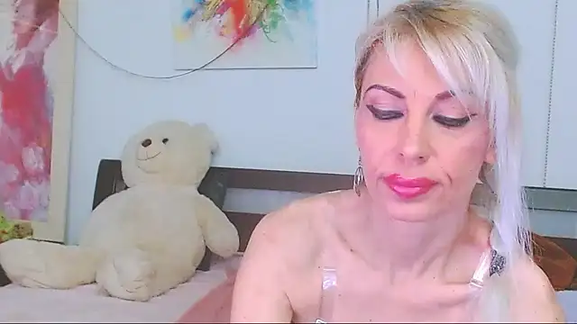 Snapshot of HoneyLara chatting on April 17, 2026, 8:44 pm HoneyLara online show from April 17, 2026, 8:44 pm