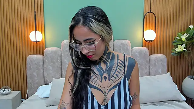 NicoleBlum online show from February 21, 2025, 5:31 pm