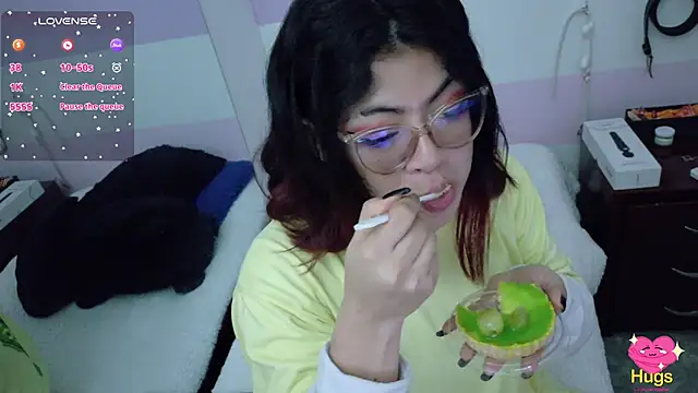 Catwhite  online show from November 6, 2025, 4:11 pm