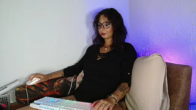 Snapshot of myamillor chatting on April 4, 2026, 8:37 pm myamillor online show from April 4, 2026, 8:37 pm