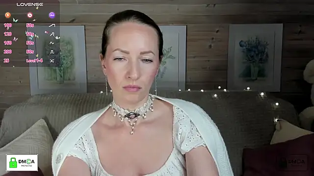 Queenymel online show from October 28, 2025, 4:06 pm