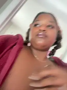 BigFineSelena online show from May 18, 2026, 3:06 pm
