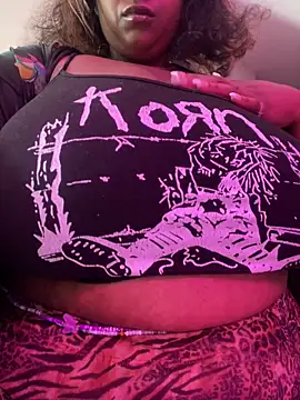 BigFineSelena online show from May 3, 2026, 1:47 pm