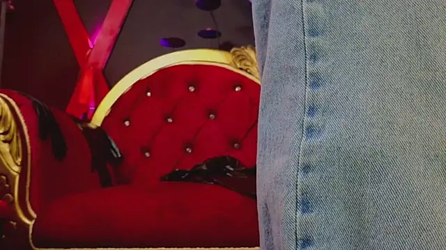 PerlaDivaio online show from November 10, 2025, 2:11 pm