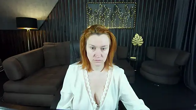 Snapshot of Kamilla_Hot chatting on April 24, 2026, 5:42 am Kamilla Hot online show from April 24, 2026, 5:42 am