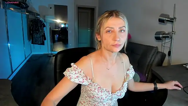 ZoeGrant online show from February 15, 2026, 7:02 pm