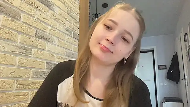 Snapshot of CharmingSarah chatting on April 17, 2026, 1:47 pm CharmingSarah online show from April 17, 2026, 1:47 pm