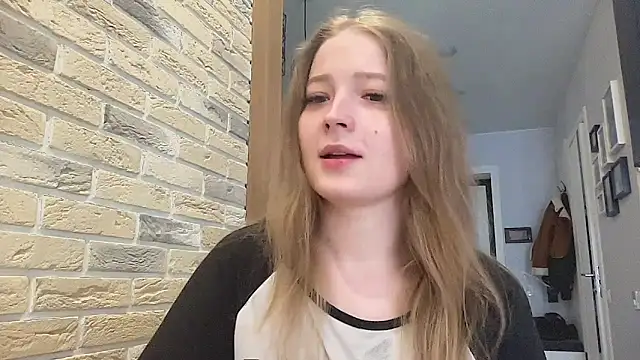 Snapshot of CharmingSarah chatting on May 6, 2026, 1:59 pm CharmingSarah online show from May 6, 2026, 1:59 pm