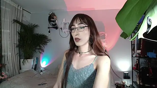 NicoleCortez online show from October 19, 2025, 9:01 am