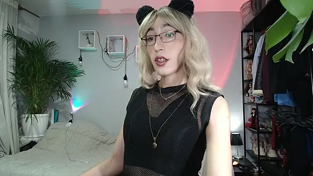 NicoleCortez online show from October 4, 2025, 8:49 am