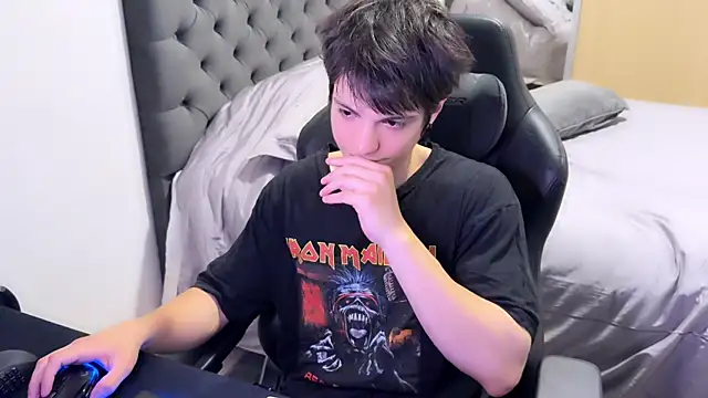 Snapshot of SasukeUhchiaa chatting on February 22, 2025, 1:33 am SasukeUhchiaa online show from February 22, 2025, 1:33 am