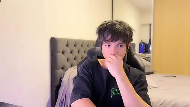 Snapshot of SasukeUhchiaa chatting on March 19, 2025, 12:37 am SasukeUhchiaa online show from March 19, 2025, 12:37 am