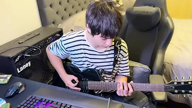 Snapshot of SasukeUhchiaa chatting on March 8, 2025, 4:50 pm SasukeUhchiaa online show from March 8, 2025, 4:50 pm