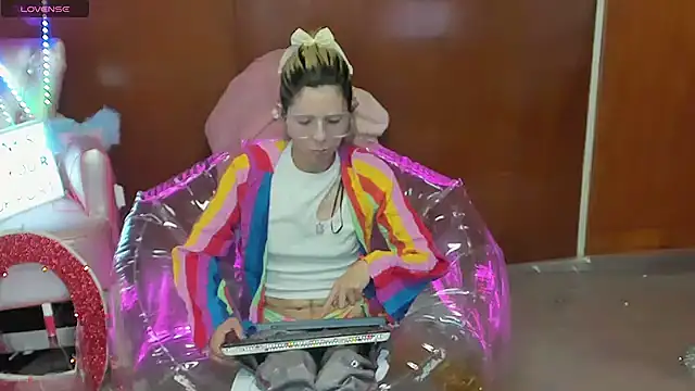 Skinygirl online show from March 23, 2026, 10:53 pm