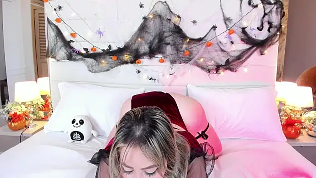 Charlotte93  online show from October 31, 2025, 12:02 pm