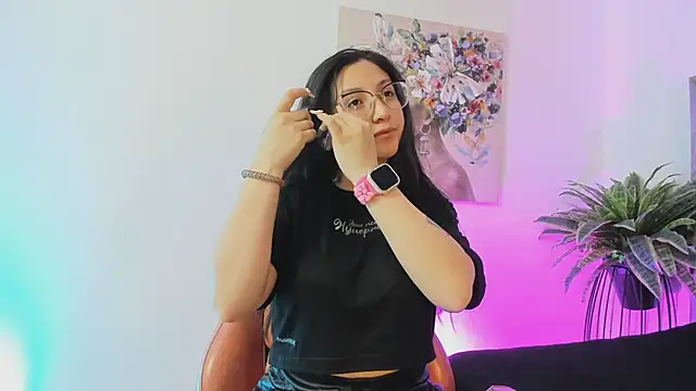 lucy neil online show from November 29, 2025, 2:34 am