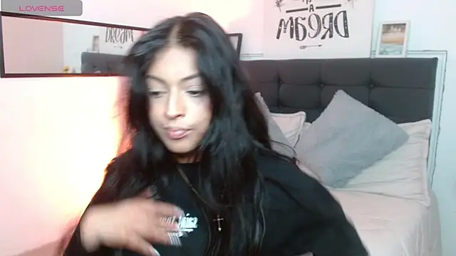 Snapshot of vaness_weet chatting on October 15, 2025, 8:17 pm vaness weet online show from October 15, 2025, 8:17 pm