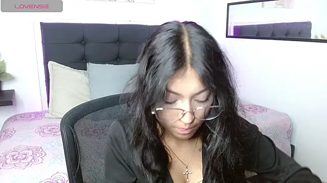 Snapshot of vaness_weet chatting on May 25, 2026, 8:18 pm vaness weet online show from May 25, 2026, 8:18 pm