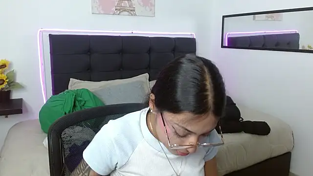 Snapshot of vaness_weet chatting on May 9, 2026, 8:23 pm vaness weet online show from May 9, 2026, 8:23 pm