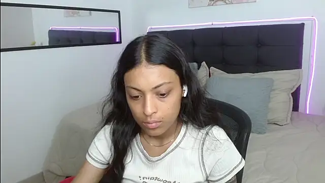 Snapshot of vaness_weet chatting on April 18, 2026, 6:54 pm vaness weet online show from April 18, 2026, 6:54 pm