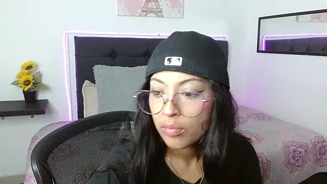 Snapshot of vaness_weet chatting on May 17, 2026, 8:20 pm vaness weet online show from May 17, 2026, 8:20 pm