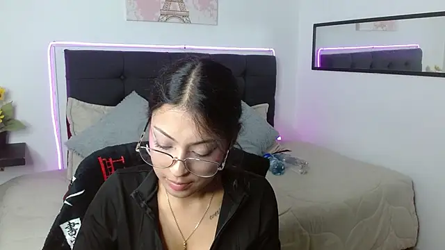 Snapshot of vaness_weet chatting on May 4, 2026, 8:00 pm vaness weet online show from May 4, 2026, 8:00 pm