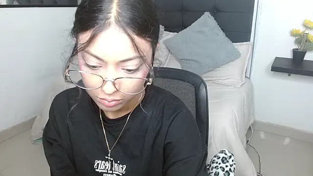 Snapshot of vaness_weet chatting on November 15, 2025, 7:40 pm vaness weet online show from November 15, 2025, 7:40 pm