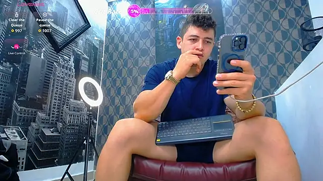 Leonsmoron online show from March 8, 2026, 12:38 am