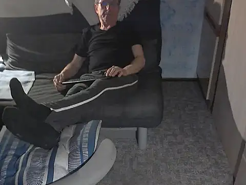 kiam471 online show from February 13, 2026, 11:49 pm