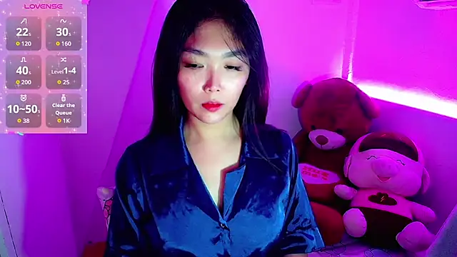 TR4NSCUTI3 online show from November 4, 2025, 8:23 pm