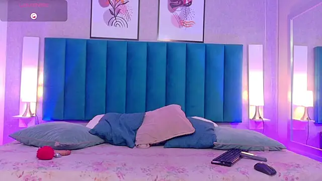 Snapshot of MiaMidnnightt chatting on October 31, 2025, 11:29 am MiaMidnnightt online show from October 31, 2025, 11:29 am