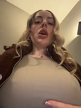 Snapshot of EmaSalis chatting on February 9, 2026, 8:23 am EmaSalis online show from February 9, 2026, 8:23 am