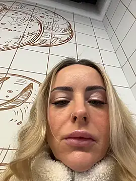 Snapshot of EmaSalis chatting on February 1, 2026, 8:23 am EmaSalis online show from February 1, 2026, 8:23 am