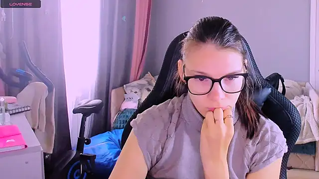 MollyLollipop online show from April 27, 2026, 3:04 am