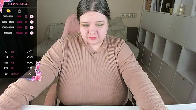 Snapshot of PlumPie chatting on January 17, 2026, 5:05 pm PlumPie online show from January 17, 2026, 5:05 pm