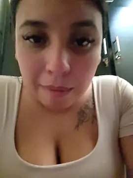 Snapshot of LizzRouse chatting on June 1, 2026, 9:58 pm LizzRouse online show from June 1, 2026, 9:58 pm