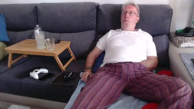 Snapshot of Nudelschwanz chatting on May 1, 2026, 1:38 pm Nudelschwanz online show from May 1, 2026, 1:38 pm