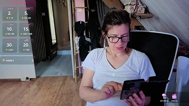 Lina lou4 online show from May 13, 2026, 5:42 pm