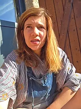 Snapshot of Lina_lou4 chatting on April 4, 2026, 8:21 am Lina lou4 online show from April 4, 2026, 8:21 am