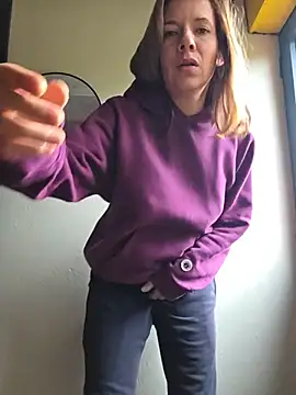 Snapshot of Lina_lou4 chatting on April 15, 2026, 7:14 am Lina lou4 online show from April 15, 2026, 7:14 am